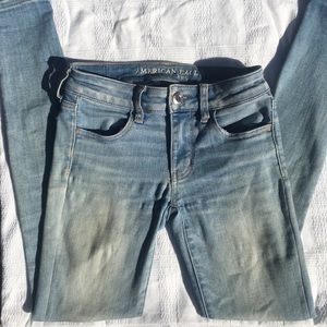 AMERICAN EAGLE LIGHTWASH SKINNY JEANS